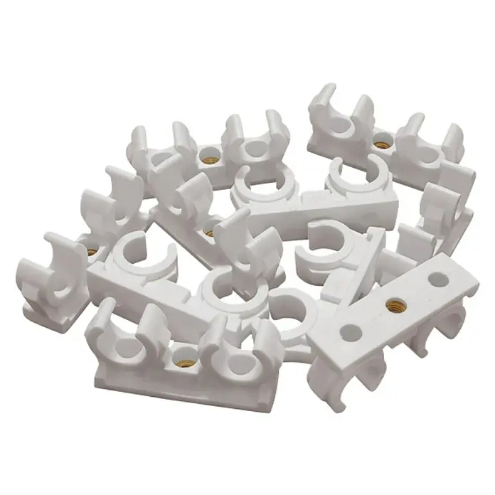 Doppel-Rohrclip-Set - 10 Stk., Durchmesser: 15 mm, Kunststoff - Bild von einer Ansammlung von weißen Rohrschellen mit zwei Löchern, die auf einer dunklen Oberfläche liegen.