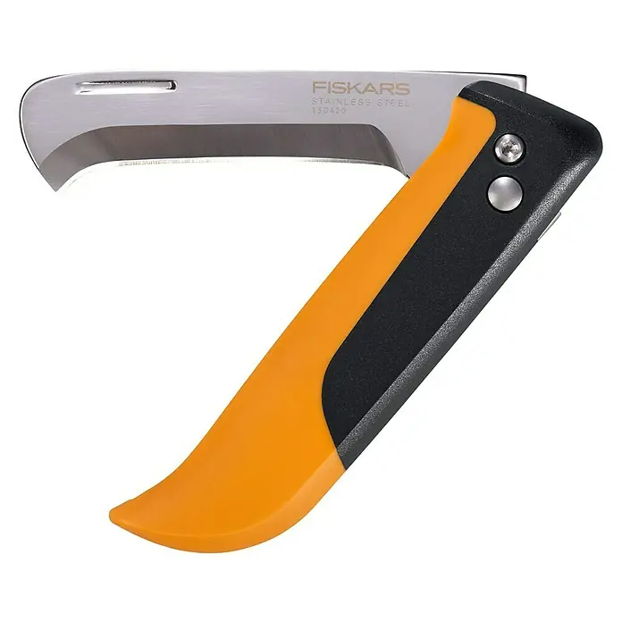 Fiskars X-series Klappmesser K80Länge: 17,8 cm - Abgebildet ist ein Fiskars Gartenschneidemesser mit einer gebogenen Edelstahlklinge und einem orange-schwarzen Griff.