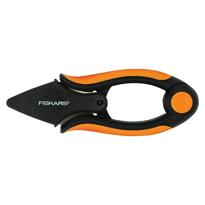 Fiskars Solid Gartenschere P220 - Bypass - Nahaufnahme einer schwarzen Fiskars Fadenschere mit orangen Akzenten. Präzises Schneiden von Fäden und feinen Materialien.