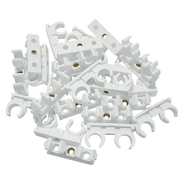 Doppel-Rohrclip-Set - 25 Stk., 18 x 16 mm, Kunststoff - Aufnahme von weißen Rohrschellen mit vorgebohrten Befestigungslöchern, die auf einem schwarzen Hintergrund angeordnet sind.