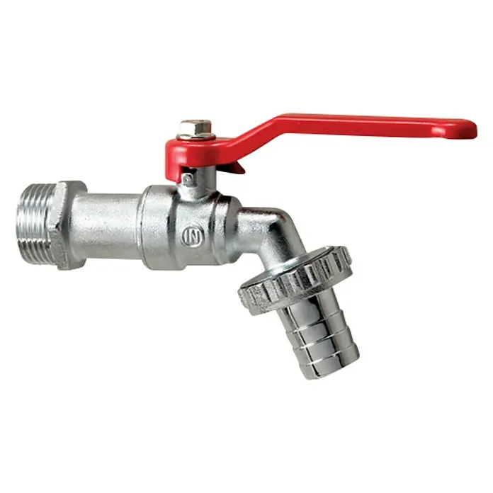 Kugelauslaufhahn SVS - ¾″, Chrom matt, Metallgriff - Eine Nahaufnahme eines Kugelhahns aus Metall mit rotem Griff, ideal für Gartenbewässerung und Wasseranschlüsse im Freien.