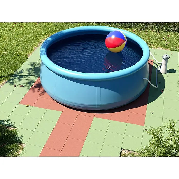 Fallschutzmatte - Rot, 50 x 50 x 2,5 cm - Aufblasbarer Pool mit Wasser und einem bunten Ball im Garten, daneben eine Pumpe für sauberes Wasser. Perfekt für den Sommer!
