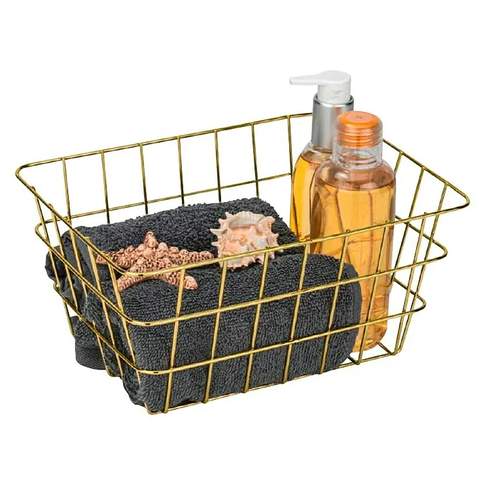 Wenko Cesta para el baño Viana - L x An x Al: 12 x 18 x 25 cm, Metal, Oro - Una cesta de alambre dorada con una toalla gris, una estrella de mar, una concha y dos botellas con productos líquidos.