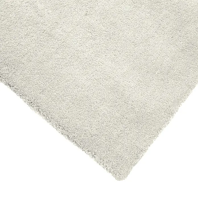 Alfombra de pelo corto Toscana - Blanco, 230 x 160 cm, 100% Poliéster - Primer plano de una alfombra suave de color gris claro que aporta confort y calidez a cualquier habitación. Ideal para crear un ambiente acogedor.
