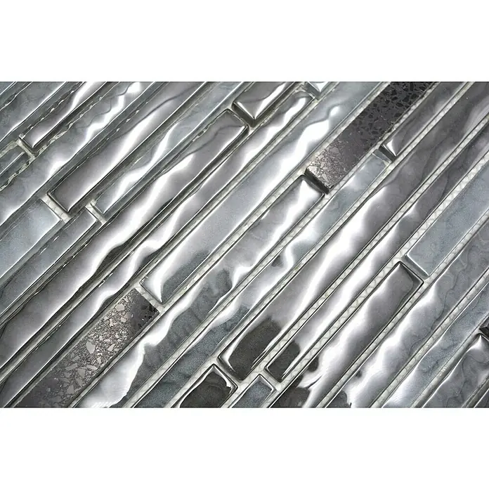 Mosaikfliese Multistick Crystal Mix XCM MS89 - 29,8 x 29,8 cm, Schwarz, Glänzend - Nahaufnahme eines eleganten Mosaiks mit metallisch glänzenden und strukturierten Akzenten, ideal für moderne Raumgestaltung.\n