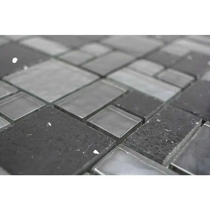 Mosaikfliese Crystal Mix XCM K989 - 29,8 x 29,8 cm, Schwarz, Glänzend - Nahaufnahme von grauen und schwarzen Mosaikfliesen, die ein subtiles, modernes Muster für eine stilvolle Wand- oder Bodengestaltung bilden.