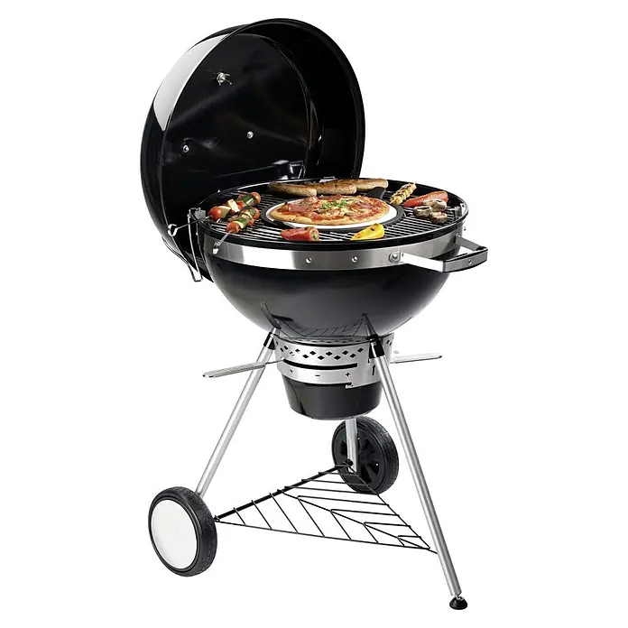 Tepro Pizzastein - L x B: 3,65 x 31 cm, Durchmesser: 28,5 cm - Ein schwarzer Kugelgrill mit diversen Speisen darauf, inklusive Pizza und Würstchen. Der Grill steht auf einem silbernen Gestell mit Rädern.