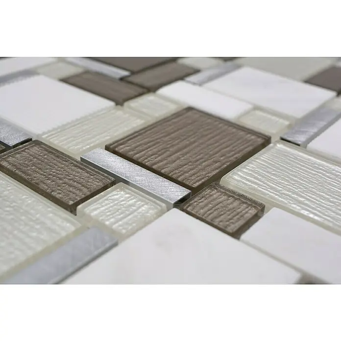 Mosaikfliese Crystal Mix XCM FK01 - 30 x 30 cm, Weiß/Beige, Glänzend - Nahaufnahme eines Mosaiks aus quadratischen und rechteckigen Fliesen in Braun-, Weiß- und Silbertönen mit verschiedenen Texturen.