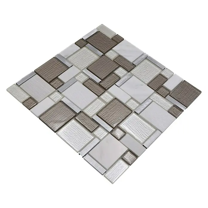 Mosaikfliese Crystal Mix XCM FK01 - 30 x 30 cm, Weiß/Beige, Glänzend - Nahaufnahme einer dekorativen Mosaikfliese mit geometrischen Mustern in Braun-, Grau- und Weißtönen, ideal für stilvolle Wandgestaltungen.