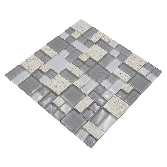 Mosaikfliese Crystal Mix XCM K990 - 29,8 x 29,8 cm, Weiß/Grau, Glänzend - Nahaufnahme eines Mosaiks aus Glas und Stein in Grau- und Weißtönen, ideal für stilvolle Wand- und Bodenbeläge.
