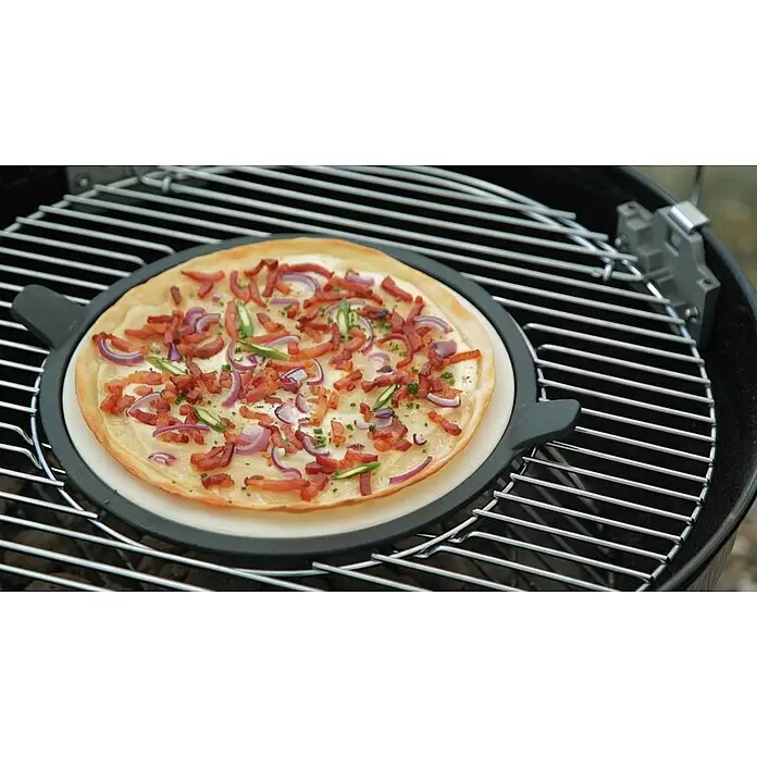Tepro Pizzastein - L x B: 3,65 x 31 cm, Durchmesser: 28,5 cm - Weiße Keramik-Pizzaplatte mit dunklem Boden, darauf Flammkuchen mit Speck und Zwiebeln, auf einem Grillrost.