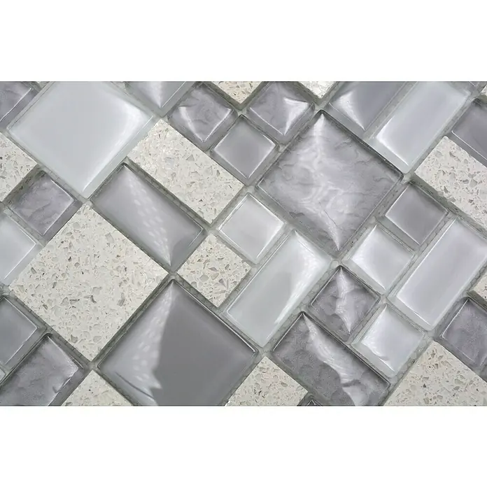 Mosaikfliese Crystal Mix XCM K990 - 29,8 x 29,8 cm, Weiß/Grau, Glänzend - Nahaufnahme eines Mosaiks mit weißen, grauen und steinartigen Elementen, ideal für stilvolle Wand- und Bodenbeläge.