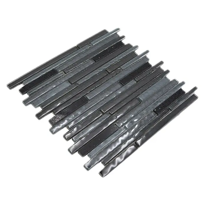 Mosaikfliese Multistick Crystal Mix XCM MS89 - 29,8 x 29,8 cm, Schwarz, Glänzend - Das Bild zeigt eine Nahaufnahme einer grauen Mosaikfliese mit unregelmäßiger Textur, die sich ideal für moderne Wandgestaltungen eignet.