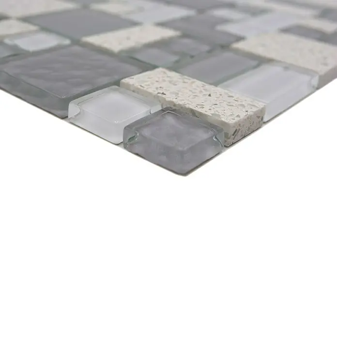 Mosaikfliese Crystal Mix XCM K990 - 29,8 x 29,8 cm, Weiß/Grau, Glänzend - Nahaufnahme eines Mosaiks mit grauen und weißen Glas- und Steinquadraten, ideal für stilvolle Wand- und Bodengestaltungen.
