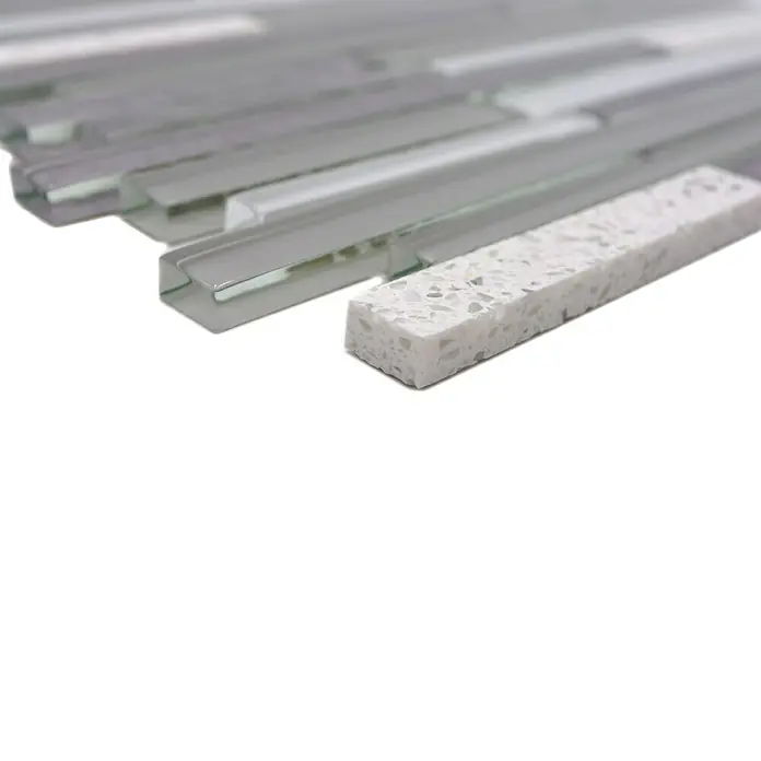 Mosaikfliese Multistick Crystal Mix XCM MS90 - 29,8 x 29,8 cm, Grau, Glänzend - Nahaufnahme von eleganten Mosaikfliesen in Grau und Weiß. Perfekt für stilvolle Wandgestaltungen in Küche oder Bad. Hochwertiges Design für moderne Wohnräume.