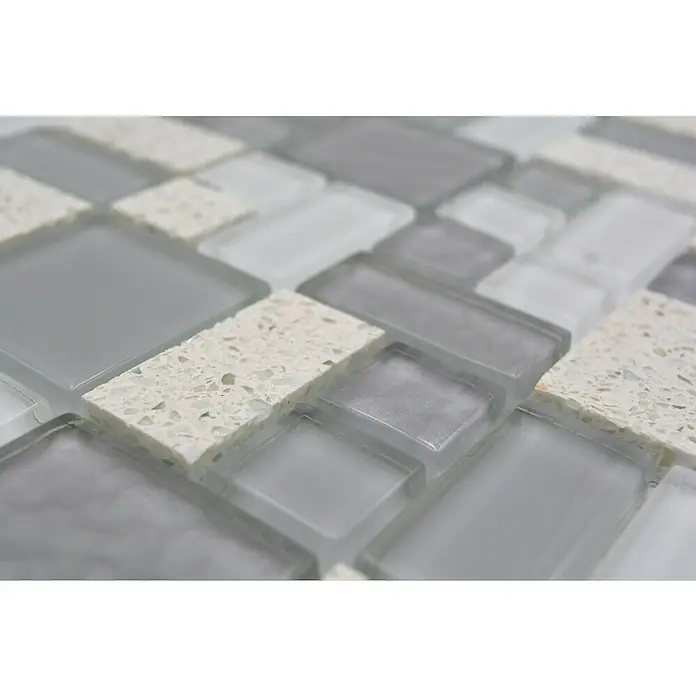 Mosaikfliese Crystal Mix XCM K990 - 29,8 x 29,8 cm, Weiß/Grau, Glänzend - Nahaufnahme eines Mosaiks aus Glas- und Steinfliesen in neutralen Farbtönen, ideal für moderne Wand- und Bodenbeläge.