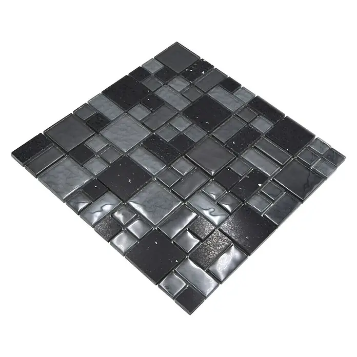 Mosaikfliese Crystal Mix XCM K989 - 29,8 x 29,8 cm, Schwarz, Glänzend - Nahaufnahme eines Mosaikfliesenmusters in Schwarz- und Grautönen mit verschiedenen Texturen und Formen, ideal für modernes Innendesign.