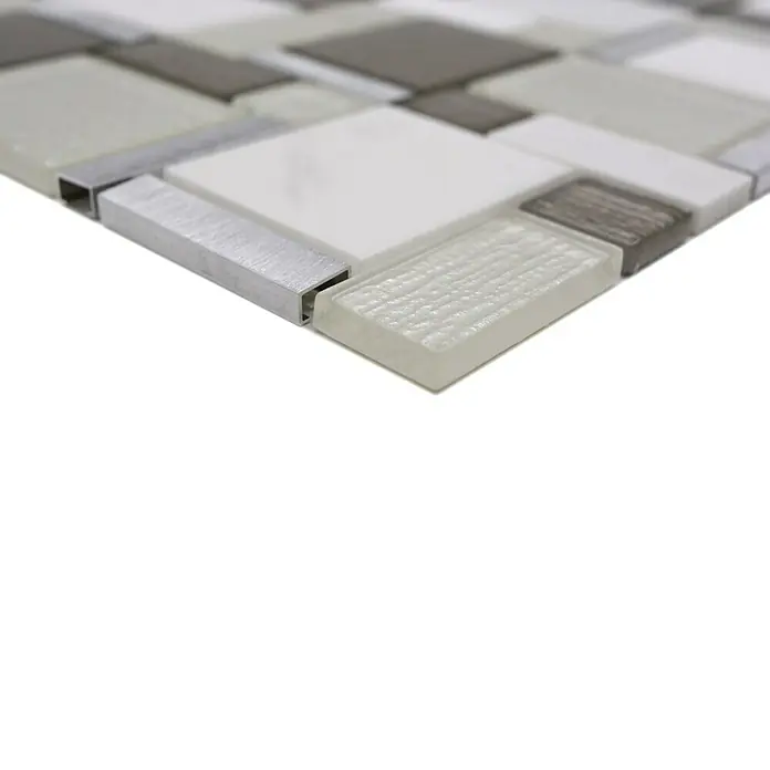 Mosaikfliese Crystal Mix XCM FK01 - 30 x 30 cm, Weiß/Beige, Glänzend - Nahaufnahme einer Mosaikfliese in Grau- und Weißtönen mit Aluminiumleiste, ideal für moderne Wandgestaltungen.