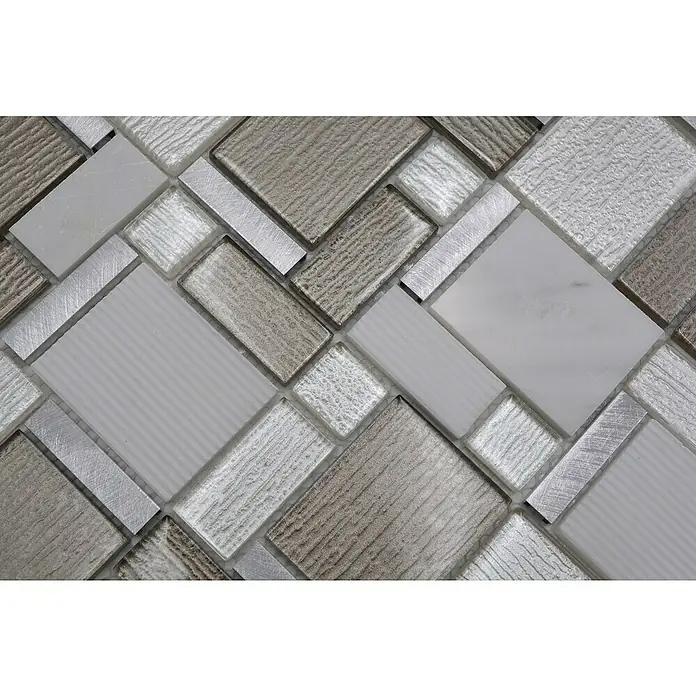 Mosaikfliese Crystal Mix XCM FK01 - 30 x 30 cm, Weiß/Beige, Glänzend - Nahaufnahme eines Mosaikfliesenmusters mit quadratischen und rechteckigen Elementen in Grau- und Silbertönen, ideal für moderne Raumgestaltungen.
