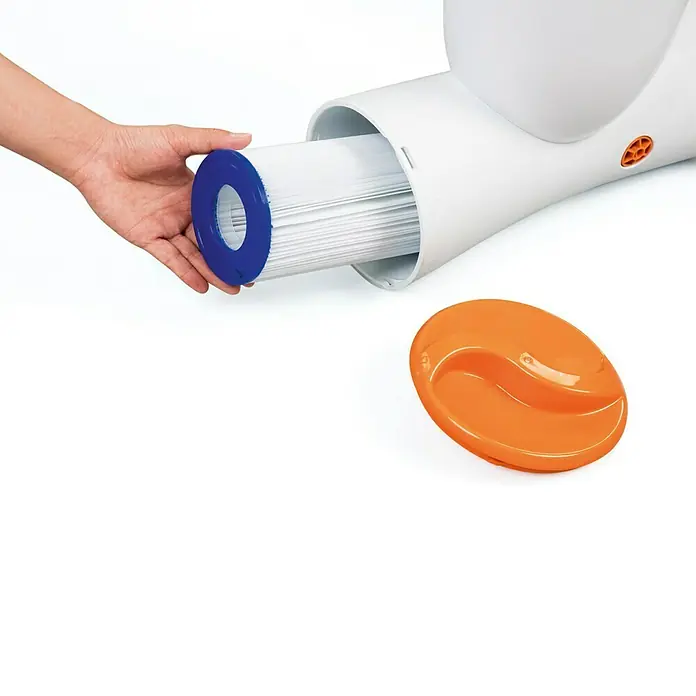 Bestway Flowclear Einhängeskimmer 2 in 1 - 73 W, Filterleistung: 3.974 l/h - Ein Poolfilter wird in ein weißes Poolgerät eingesetzt, wobei ein orangefarbener Deckel daneben liegt.
