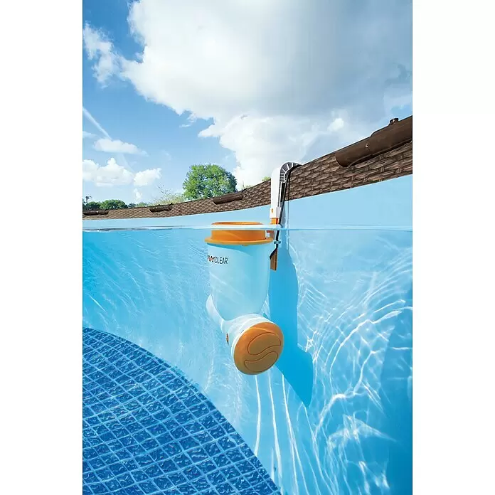 Bestway Flowclear Einhängeskimmer 2 in 1 - 73 W, Filterleistung: 3.974 l/h - Weiß-oranger Poolskimmer, teilweise in blauem Pool untergetaucht, an brauner Poolwand befestigt.