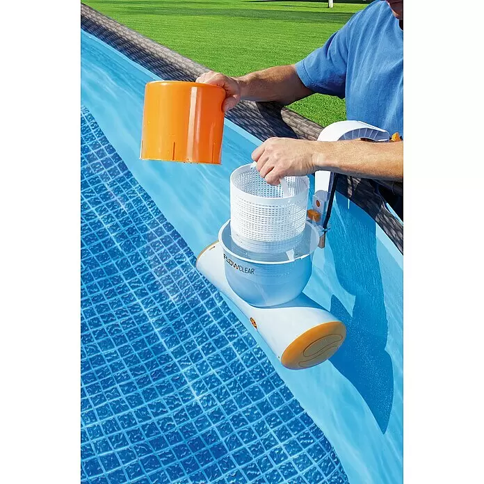 Bestway Flowclear Einhängeskimmer 2 in 1 - 73 W, Filterleistung: 3.974 l/h - Hände warten einen weiß-orangen Flowclear Poolskimmer am blauen Pool und entnehmen den Filterkorb.