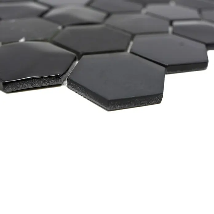 Mosaikfliese Hexagon HXN 33 - 26 x 30 cm, Schwarz, Matt - Nahaufnahme eines Musters aus schwarzen, sechseckigen Mosaikfliesen, die ein modernes und elegantes Design für Innenräume bieten.