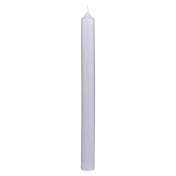 Stabkerzen-Set - 4 Stk., Ø x H: 2,2 x 25 cm, Silbergrau - Eine hohe, weiße Stumpenkerze mit einem leicht verdrehten Docht vor einem schwarzen Hintergrund.