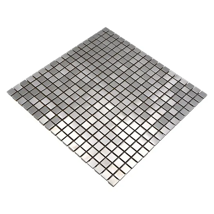 Mosaikfliese Quadrat XCE 15D - 30 x 30 cm, Silber, Matt - Quadratische, silberfarbene Mosaikfliesen mit glänzender Oberfläche auf schwarzem Hintergrund, die eine moderne und elegante Optik erzeugen.