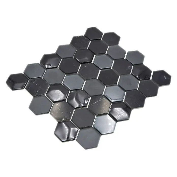 Mosaikfliese Hexagon HXN 33 - 26 x 30 cm, Schwarz, Matt - Nahaufnahme einer hexagonalen Mosaikfliese mit glänzender Oberfläche in verschiedenen Grautönen auf schwarzem Hintergrund.