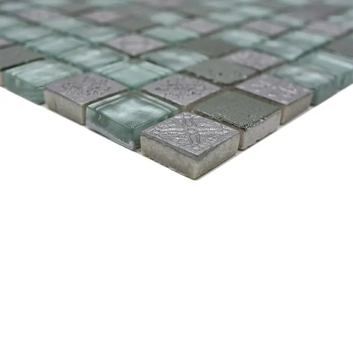 Mosaikfliese Quadrat Crystal Mix XCM CB 33 - 30 x 30 cm, Silber, Glänzend - Nahaufnahme eines Mosaiks mit grauen und blaugrünen Glasfliesen, die ein elegantes und modernes Design zeigen.