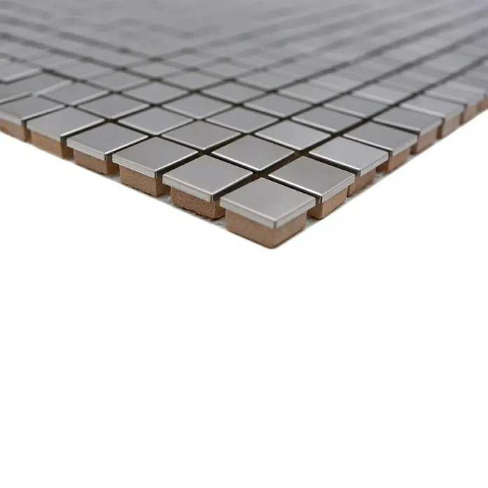 Mosaikfliese Quadrat XCE 15D - 30 x 30 cm, Silber, Matt - Nahaufnahme eines Musters quadratischer Mosaikfliesen mit metallischen Oberflächen und brauner Basis, die ein modernes und industrielles Design zeigt.
