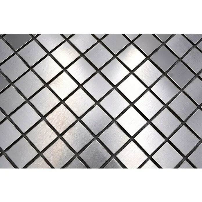 Mosaikfliese Quadrat XCE 23D - 29,8 x 29,8 cm, Silber, Matt - Nahaufnahme eines Musters aus quadratischen, silberfarbenen Metallfliesen, die diagonal angeordnet sind und ein modernes, industrielles Aussehen erzeugen.