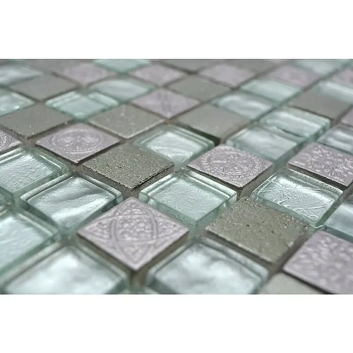 Mosaikfliese Quadrat Crystal Mix XCM CB 33 - 30 x 30 cm, Silber, Glänzend - Nahaufnahme von hellen quadratischen Mosaikfliesen mit unterschiedlichen Texturen für ein elegantes und modernes Design.