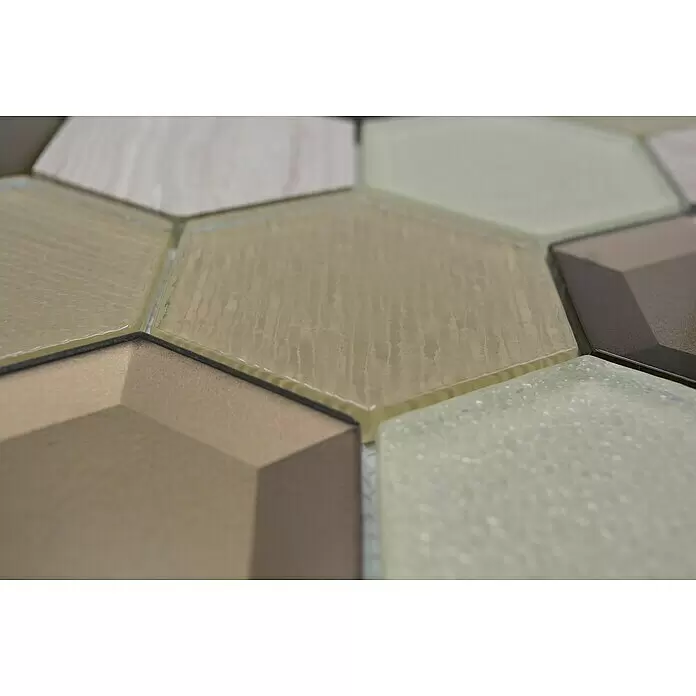 Mosaikfliese Hexagon HXN 77 - 26,5 x 30,5 cm, Beige, Glänzend - Nahaufnahme von sechseckigen Mosaikfliesen in Beige, Braun und Creme mit verschiedenen Texturen.
