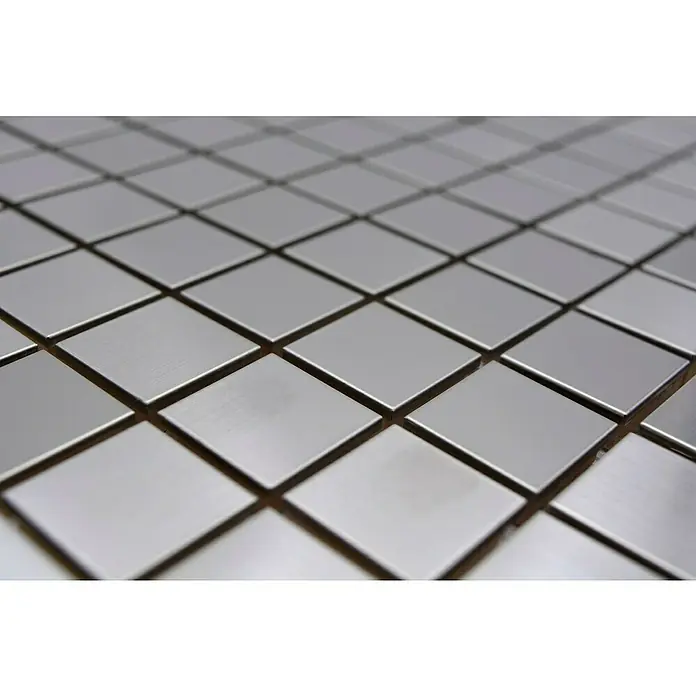 Mosaikfliese Quadrat XCE 23D - 29,8 x 29,8 cm, Silber, Matt - Nahaufnahme von quadratischen Metallfliesen, die ein modernes, reflektierendes Muster bilden.