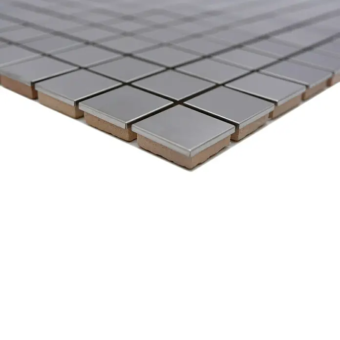 Mosaikfliese Quadrat XCE 23D - 29,8 x 29,8 cm, Silber, Matt - Nahaufnahme eines Mosaiks aus quadratischen, silberfarbenen Fliesen mit braunem Sockel. Ideal für moderne Wand- und Bodengestaltungen.