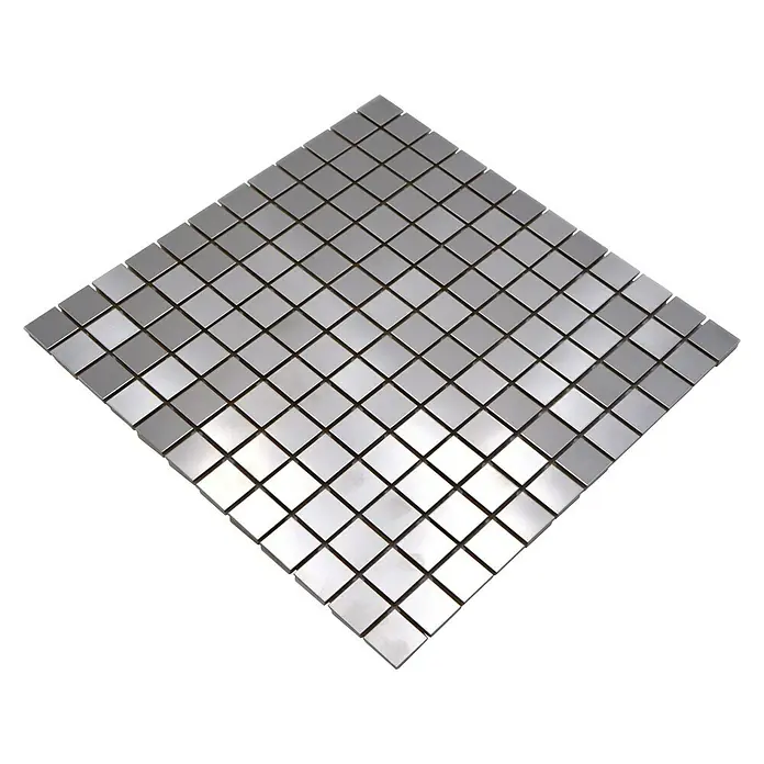 Mosaikfliese Quadrat XCE 23D - 29,8 x 29,8 cm, Silber, Matt - Quadratische Silbermosaikfliesen sind auf einem schwarzen Hintergrund angeordnet und ergeben ein elegantes und modernes Muster für jeden Raum.