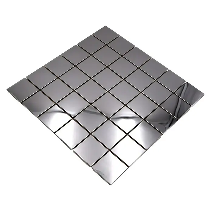 Mosaikfliese Quadrat XCE 48G - 29,8 x 29,8 cm, Silber, Glänzend - Quadratische, silberne Mosaikfliesen. Die glänzenden Fliesen sind auf einer schwarzen Oberfläche angeordnet und reflektieren das Licht.