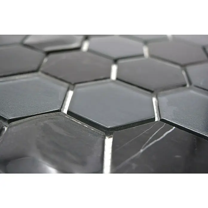 Mosaikfliese Hexagon HXN 33 - 26 x 30 cm, Schwarz, Matt - Nahaufnahme von grauen sechseckigen Fliesen mit weißem Fugenmörtel, die ein modernes und stilvolles Design für jeden Raum bieten.