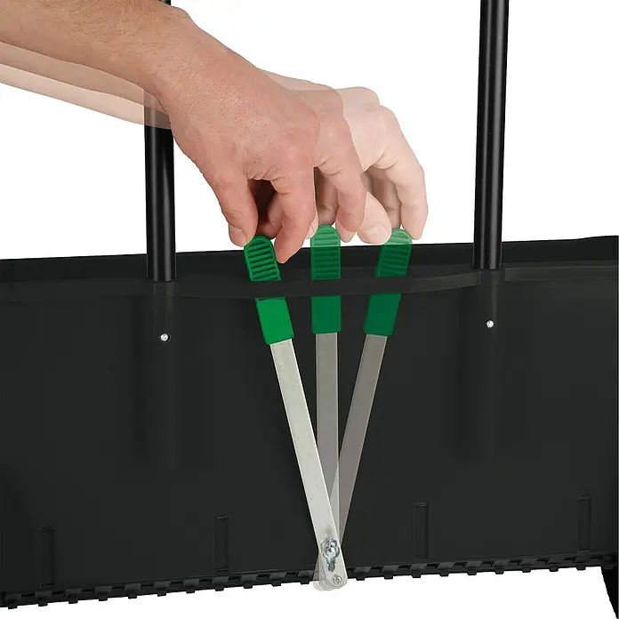 Gardol Carro esparcidor ST 451 - 12 l, Plástico - Primer plano de un accesorio de jardín negro con detalles verdes, donde una mano ajusta una de sus configuraciones.
