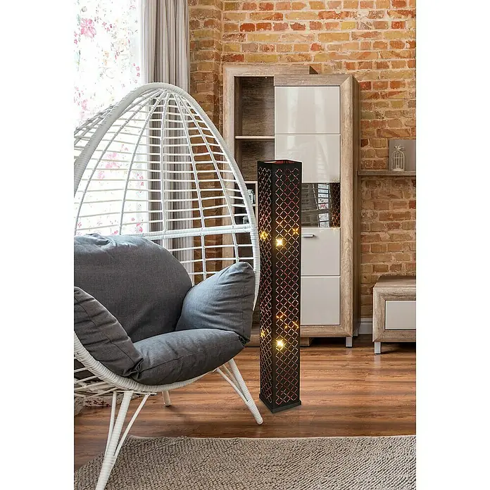 Tween Light Stehleuchte - Höhe: 118 cm - Einrichtung mit einem stylischen Lesesessel und einer dekorativen Stehlampe, die ein gemütliches Ambiente schafft.