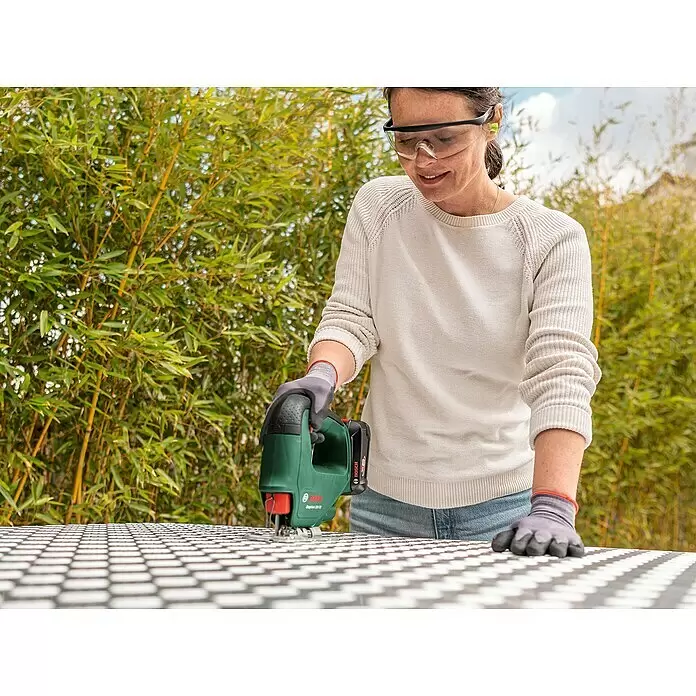 Bosch Power for All 18V Akku-Stichsäge EasySaw 18V-70 - 18 V, Ohne Akku, Leerlaufhubzahl: 0 /min - 2.600 /min - Anwendungsbeispiel