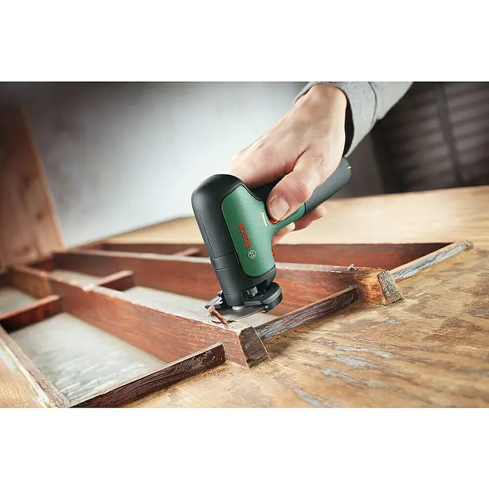 Bosch Akku-Winkelschleifer Easycut&Grind - 7,2 V, 1 Akku - Der Bosch Akku-Multifunktionswerkzeug wird verwendet, um eine alte Holzoberfläche zu bearbeiten, um sie zu restaurieren.