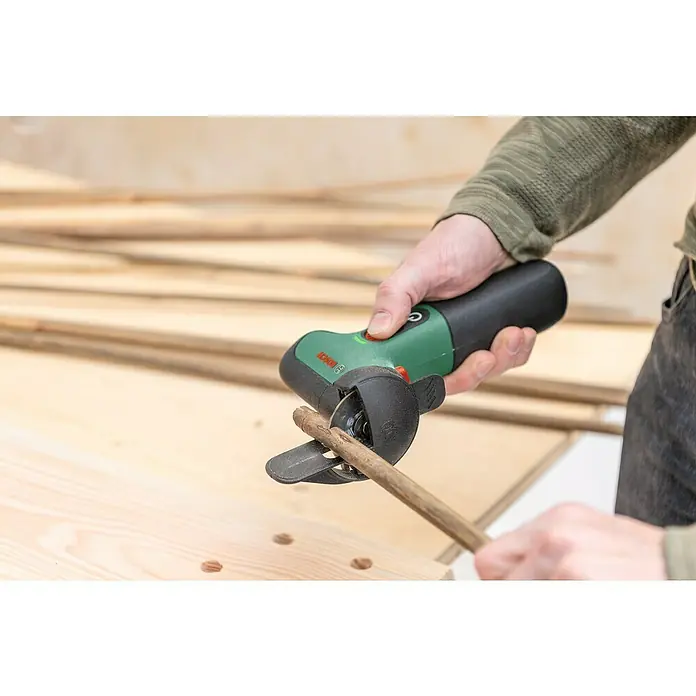 Bosch Akku-Winkelschleifer Easycut&Grind - 7,2 V, 1 Akku - Die Bosch Akku-Trennsäge mit ihrem grünen Gehäuse schneidet präzise einen Holzstab, ideal für Heimwerkerprojekte und präzise Holzarbeiten.