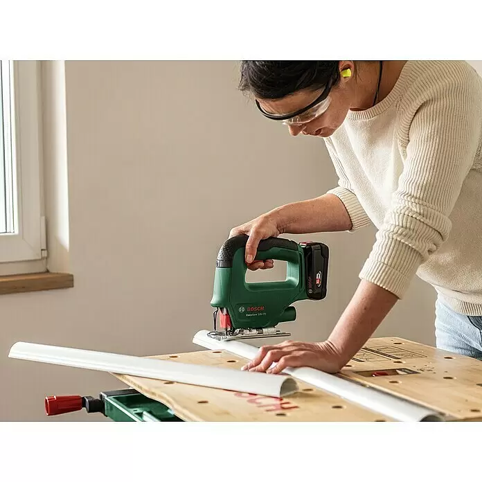 Bosch Power for All 18V Akku-Stichsäge EasySaw 18V-70 - 18 V, Ohne Akku, Leerlaufhubzahl: 0 /min - 2.600 /min - Anwendungsbeispiel