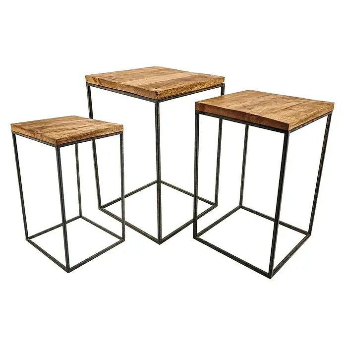 Holztisch Eckig - L x B x H: 33 x 33 x 50 cm, Material Tischplatte: Mangoholz - Das Bild zeigt ein Set von drei quadratischen Beistelltischen aus Holz und Metall in verschiedenen Höhen. Perfekt für moderne Wohnräume.