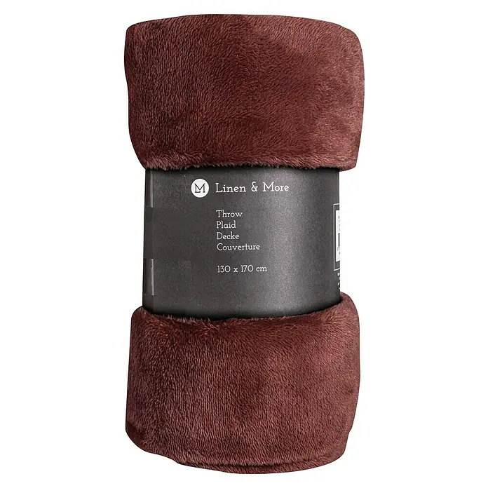 Decke MarmarisHenna Brown, 170 x 130 cm, 100 % Polyester - Eine gerollte, weiche, bordeauxrote Kuscheldecke von Linen & More, mit Etikett, das die Größe 130 x 170 cm angibt.