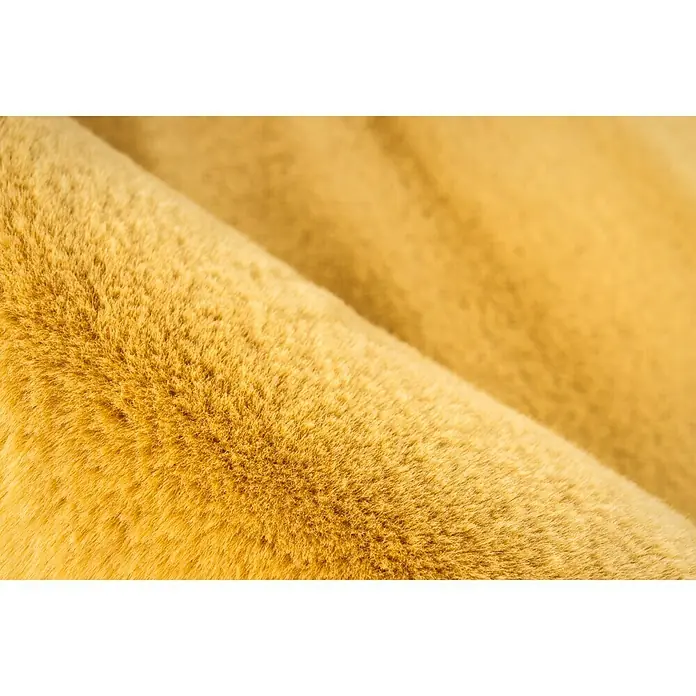 Fellteppich Happy - Gelb, 150 x 80 cm, 100 % Polyester (Flor) - Nahaufnahme eines luxuriösen, goldfarbenen Kunstfellstoffes, der sich weich und einladend anfühlt.