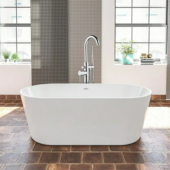 Wannenstandarmatur Lissabon - Höhe: 104,5 cm, Chrom, Glänzend - Freistehende Badewanne mit Armatur vor Fenstern.